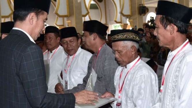 Presiden Jokowi Bagi Sertifikat di Bengkulu 