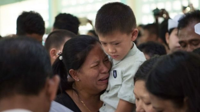 Kerabat Ko Ni yang berduka cita. - Getty Images