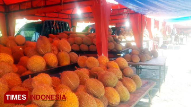 Stand yang menjual buah durian di Jalan Jakarta GKB Gresik. (FOTO: Akmal/TIMES Indonesia)