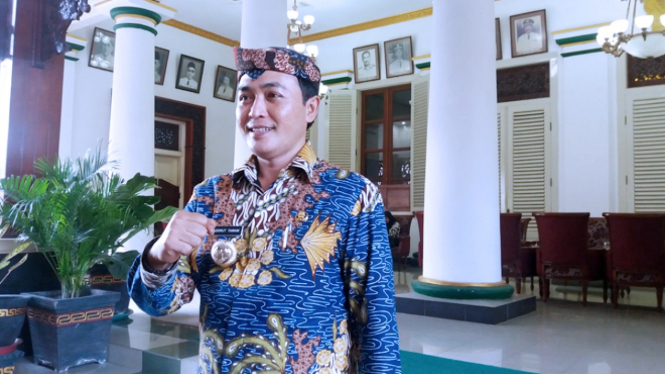 Bupati Pamekasan Badrut Tamam Pakai baju Batik khas Pamekasan. Jum"at (15/2/2019) (FOTO: Istimewa)