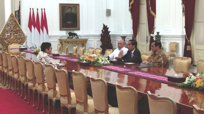 CEO Bukalapak, Achmad Zaky temu Presiden Joko Widodo di Istana Merdeka.