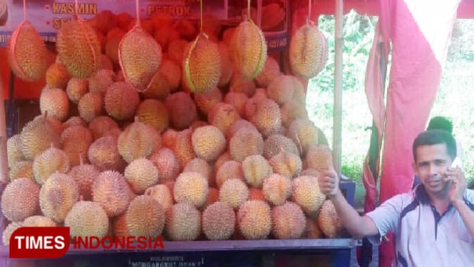 Mendem duren di GKB Gresik. (FOTO: Akmal/TIMES Indonesia)