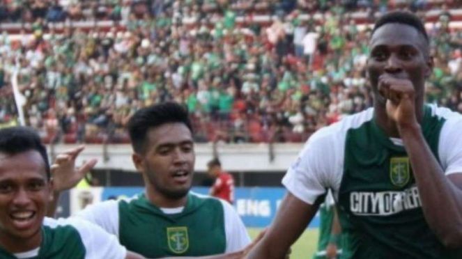 Pemain Persebaya Surabaya, Amido Balde (kanan).