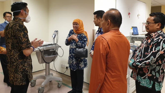 Gubernur Khofifah (berjilbab) mendengarkan penjelasan dokter mengenai kondisi Ani Yudhoyono. (FOTO: istimewa)