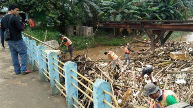 Aliran Kali Bekasi di bendung Koja Jatiasih, Kota Bekasi tertutup sampah bambu.