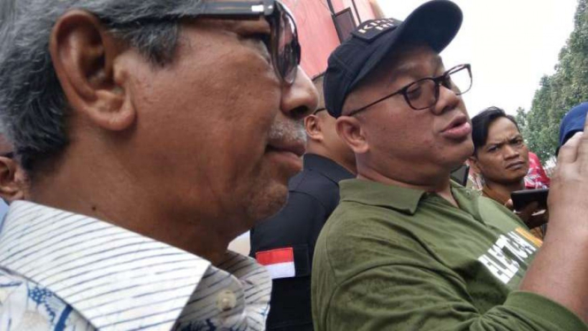 Ketua KPU Arief Budiman (kanan) saat di Tangerang, Minggu, 17 Februari 2019.