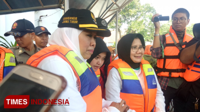 Gubernur Jawa Timur, Dra. Hj Khofifah Indar Parawansa saat meninjau aliran sungai berntas, minggu,17/2/2019(FOTO:Nasrullah/TIMESIndonesia)