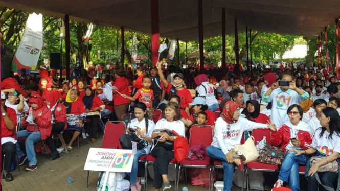 Para pendukung pasangan Jokowi-Ma'ruf memenuhi tenda nobar di Senayan.