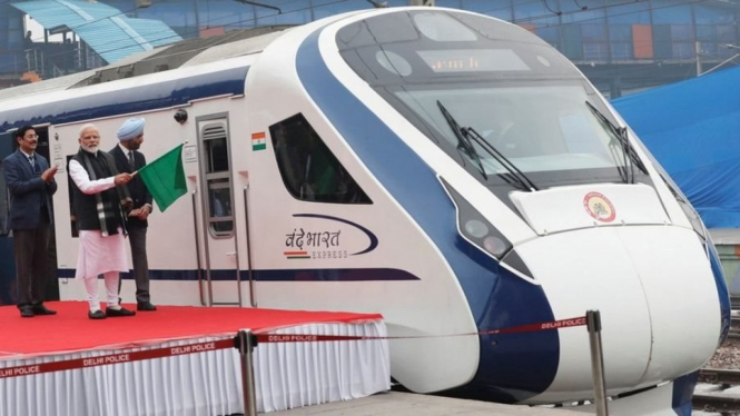 Perdana Menteri India Narendra Modi meresmikan kereta cepat Vande Bharat Express, Jumat (15/2).-Reuters