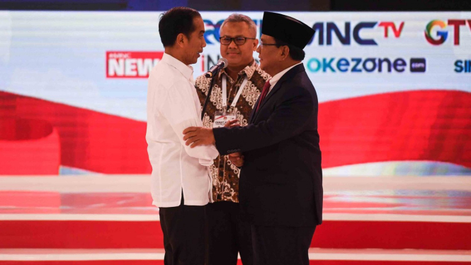 Capres nomor urut 01 Joko Widodo (kiri) berjabat tangan dengan Capres nomor urut 02 Prabowo Subianto (kanan) disaksikan Ketua KPU Arief Budiman (tengah) saat debat capres 2019 putaran kedua di Hotel Sultan, Jakarta, Minggu, 17 Februari 2019.