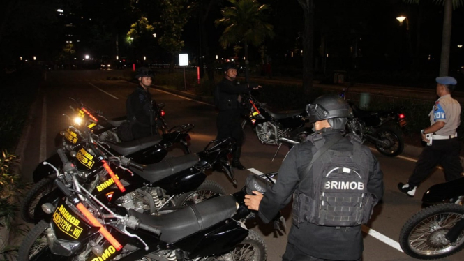Sejumlah anggota Kepolisian mengamankan lokasi pasca terjadinya ledakan di Area Parkir Timur Senayan Gelora Bung Karno, yang dijadikan lokasi nonton bareng Debat Kedua Pilpres 2019, 17 Februari 2019.