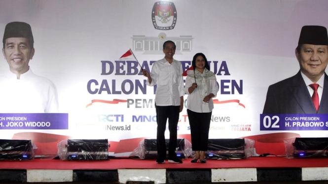 Capres nomor urut 01 Joko Widodo (kiri) bersama Ibu Iriana Joko Widodo tiba untuk mengikuti debat capres 2019 putaran kedua di Hotel Sultan, Jakarta, Minggu, 17 Februari 2019.