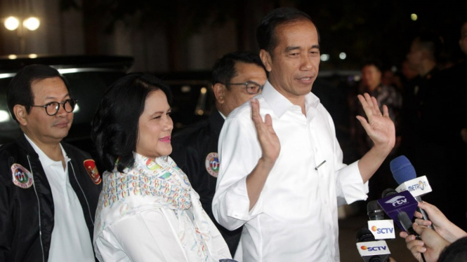 Capres nomor urut 01 Joko Widodo (kanan) bersama Ibu Iriana Joko Widodo (tengah) dan Anggota Dewan Pengarah Tim Kampanye Nasional (TKN) Pramono Anung (kiri) tiba untuk mengikuti debat capres 2019 putaran kedua di Hotel Sultan, Jakarta, Minggu, 17 Februari