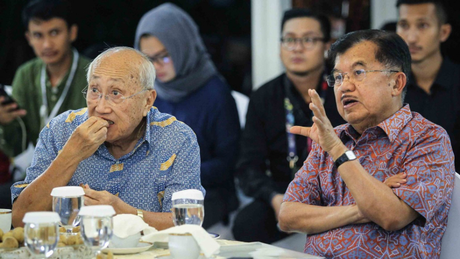 Wakil Presiden Jusuf Kalla (kanan) bersama Ketua Tim Ahli Wapres Sofjan Wanandi (kiri).