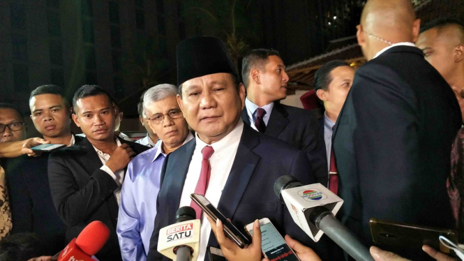 Calon presiden nomor urut 02, Prabowo Subianto (tengah).