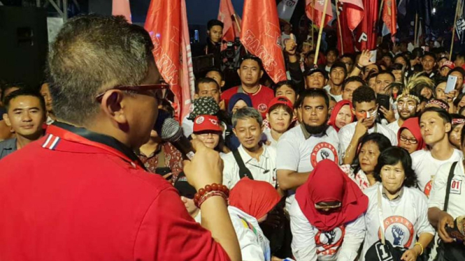 Sekjen PDIP, Hasto Kristiyanto di hadapan pendukung Jokowi-Ma'ruf di Senayan.