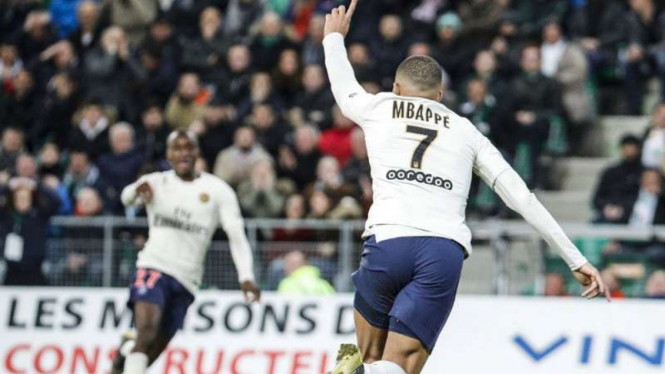 Striker Paris Saint-Germain, Kylian Mbappe rayakan gol.