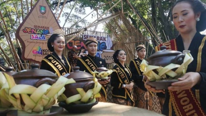 Putri solo membawa kendi jenang