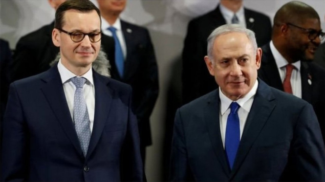 Perdana Menteri (PM) Polandia, Mateusz Morawiecki (kiri) saat bertemu PM Israel, Benjamin Netanyahu di Warzawa.-Reuters