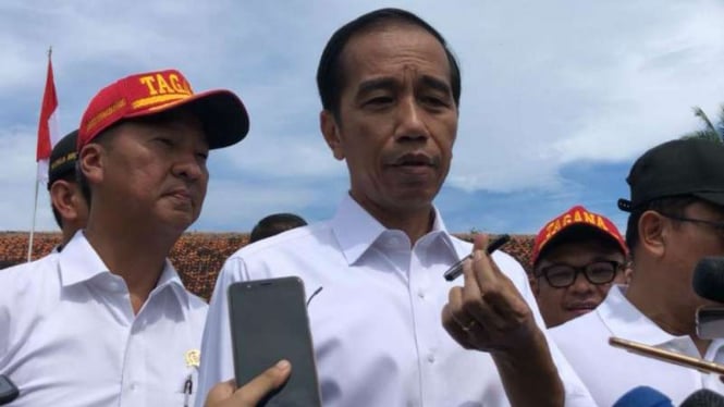 Calon presiden Joko Widodo memperlihatkan sebatang pulpen di sela-sela kunjungan kerjanya di SDN Panimbang Jaya 1, Desa Tanjung Jaya, Kecamatan Panimbang, Kabupaten Pandeglang, Banten, Senin, 18 Februari 2019.