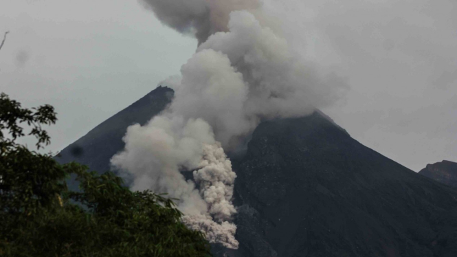 Luncuran awan panas dari puncak Gunung Merapi terlihat dari Balerante, Klaten, Jawa Tengah, beberapa waktu lalu.