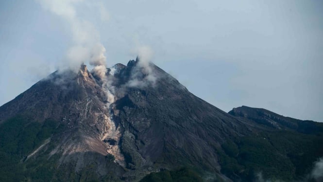 Luncuran awan panas dari puncak Gunung Merapi terlihat dari Balerante, Klaten, Jawa Tengah, Senin, 18 Februari 2019.