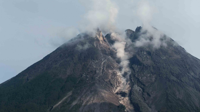 Luncuran awan panas dari puncak Gunung Merapi.