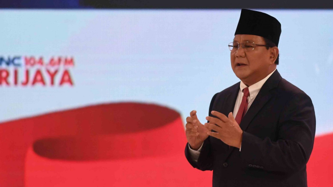 Capres nomor urut 02 Prabowo Subianto menyampaikan pendapatnya saat debat capres 2019 putaran kedua di Hotel Sultan, Jakarta