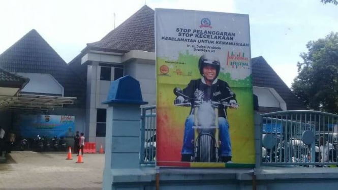 Spanduk keselamatan lalu lintas bergambar Presiden Jokowi 