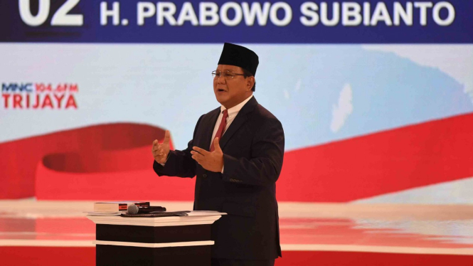 Capres nomor urut 02 Prabowo Subianto menyampaikan pendapatnya saat debat capres 2019 putaran kedua di Hotel Sultan, Jakarta