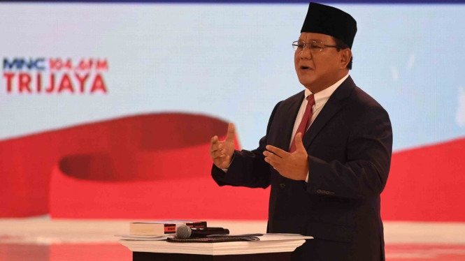 Capres nomor urut 02 Prabowo Subianto menyampaikan pendapatnya saat debat capres 2019 putaran kedua di Hotel Sultan, Jakarta