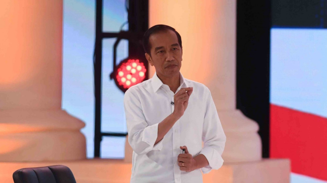 Capres nomor urut 01 Joko Widodo menyampaikan pendapatnya saat debat capres 2019 putaran kedua di Hotel Sultan, Jakarta