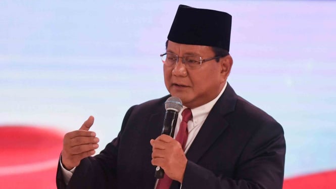 Capres nomor urut 02 Prabowo Subianto menyampaikan pendapatnya saat mengikuti debat capres 2019 putaran kedua di Hotel Sultan, Jakarta