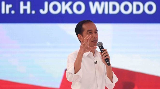 Capres nomor urut 01 Joko Widodo menyampaikan pendapatnya saat debat capres 2019 di Hotel Sultan, Jakarta