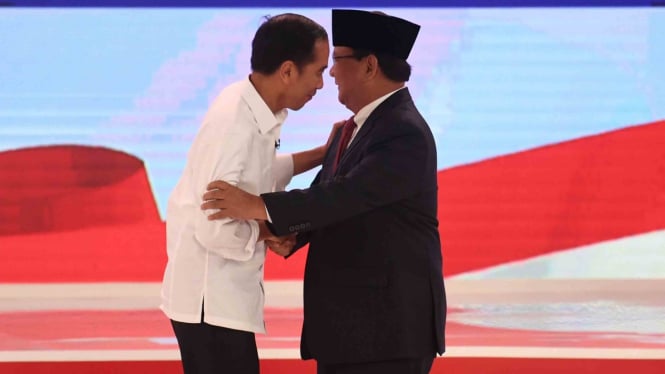 Capres nomor urut 01 Joko Widodo (kiri) dan Capres nomor urut 02 Prabowo Subianto (kanan) berjabat tangan seusai mengikuti debat capres 2019 di Hotel Sultan, Jakarta