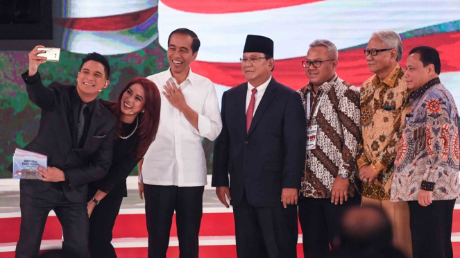 Capres nomor urut 01 Joko Widodo (ketiga kiri) dan Capres  nomor urut 02 Prabowo Subianto (keempat kiri) berfoto bersama seusai mengikuti debat capres 2019 di Hotel Sultan, Jakarta