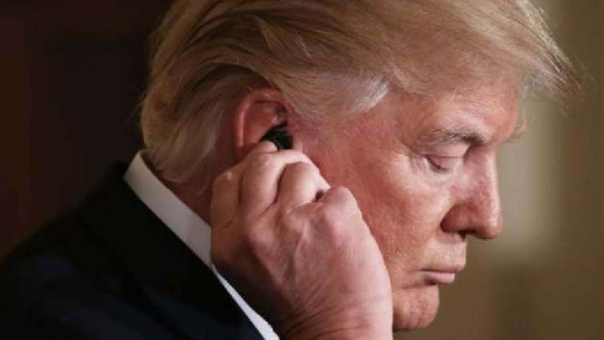 Earpiece menempel di telinga Presiden AS Donald Trump.