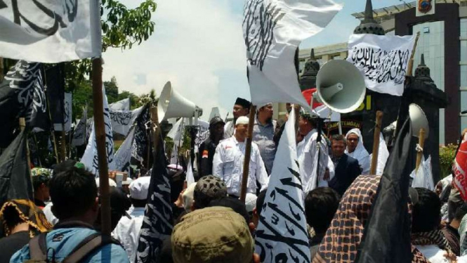 Massa simpatisan Ketua Persaudaraan Alumni 212, Slamet Maarif, berdemonstrasi di depan Markas Kepolisian Daerah Jawa Tengah, Semarang, Senin, 18 Februari 2019.