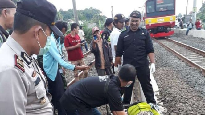 Mayat ditemukan  di pinggir rel di kawasan Kampung Curug, Bojong Gede