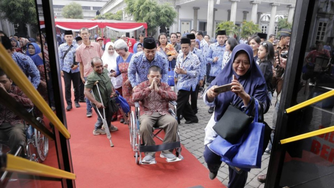 Wali Kota Semarang mendorong kursi roda penyandang difabel menuju Bus Si Kuncung