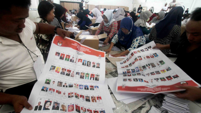 Sejumlah pekerja lepas melakukan pelipatan surat suara di Gudang KPU, Cibinong, Bogor, Jawa Barat.