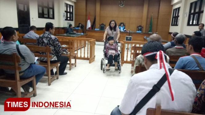 Dengan menggunakan kursi roda Bernadine Hendrika, nenek berumur 83 tahun mencari keadilan di Pengadilan Tata Usaha Negera (PTUN) Surabaya di Sidoarjo.Â (FOTO: Rudi Mulya/TIMES Indonesia)