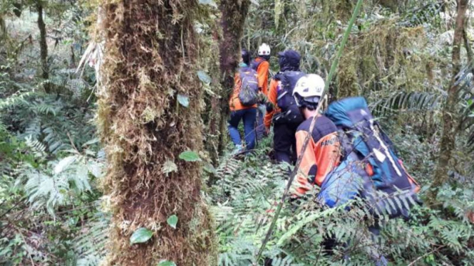 Tim SAR mencari seorang pendaki yang dilaporkan hilang di Gunung Bawakaraeng, Kabupaten Gowa, Sulawesi Selatan, pada Senin, 18 Februari 2019.
