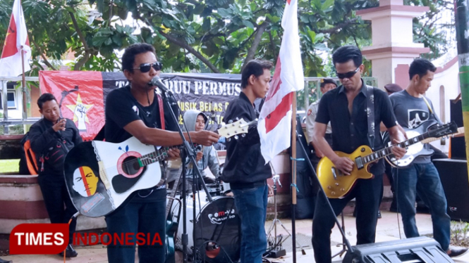 Puluhan musisi di Pamekasan yang tergabung dalam CEKAMP menolak pengesahan draf Rancangan Undang-Undang (RUU) Permusikan, Senin (18/2/2019) pagi. (FOTO: Akhmad Syafii/TIMES Indonesia)