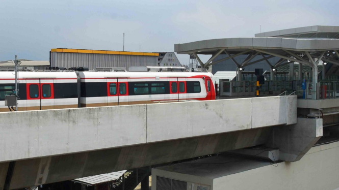 Kereta api ringan atau Light Rail Transit (LRT) melintas saat uji coba di Stasiun LRT Velodrome, Jakarta, Sabtu, 16 Februari 2019.
