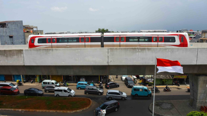 Kereta api ringan atau Light Rail Transit (LRT) melintas saat uji coba di lintasan koridor Kelapa Gading-Velodrome, Jakarta, Sabtu, 16 Februari 2019.