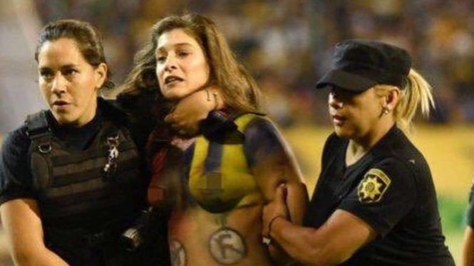 Seorang Wanita Tanpa Busana Menyusup Masuk ke Lapangan Pertandingan.