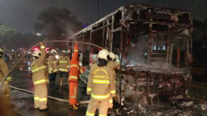 Bus Transjakarta terbakar.