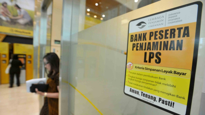Seorang nasabah keluar dari sebuah bank swasta yang dijamin Lembaga Penjamin Simpan (LPS), di Jakarta