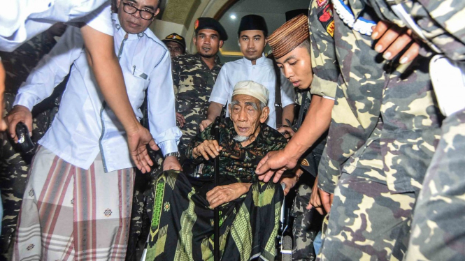 Tokoh Nahdlatul Ulama (NU) KH Maemun Zubair menggunakan kursi roda saat menghadiri deklarasi dan ikrar dukungan relawan dari kalangan petani dan nelayan Priangan Timur untuk pasangan Capres-Cawapres Jokowi-Maruf Amin di Gedung Islamic Centre, Singaparna, 